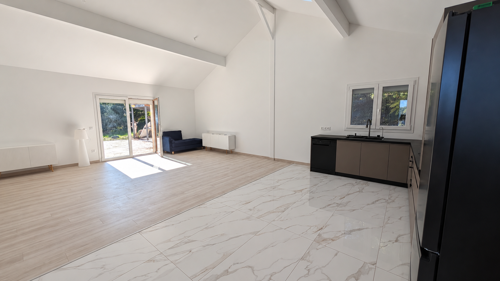 Pièce de vie après réhabilitation de la maison.