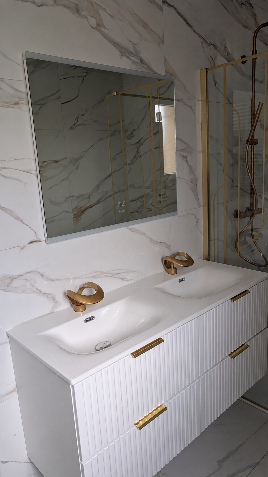 Salle de bains : double vasque et douche.