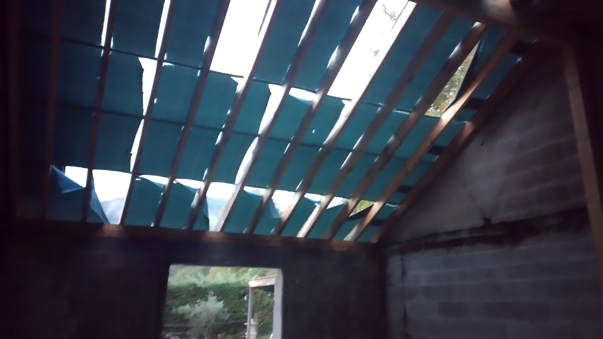 Toiture endommagée avant reconstruction.