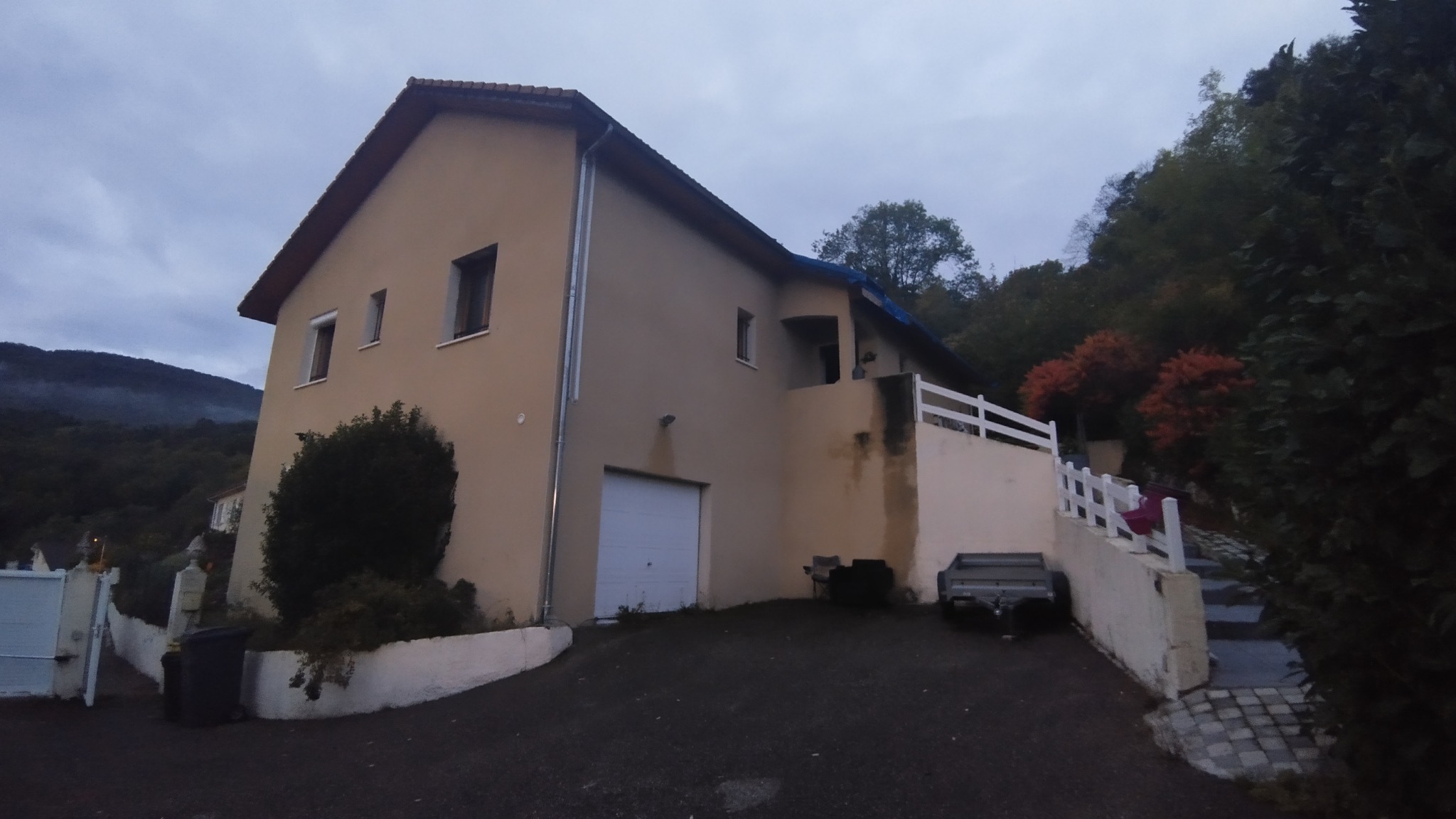 Vue extérieure de la maison avant les travaux.