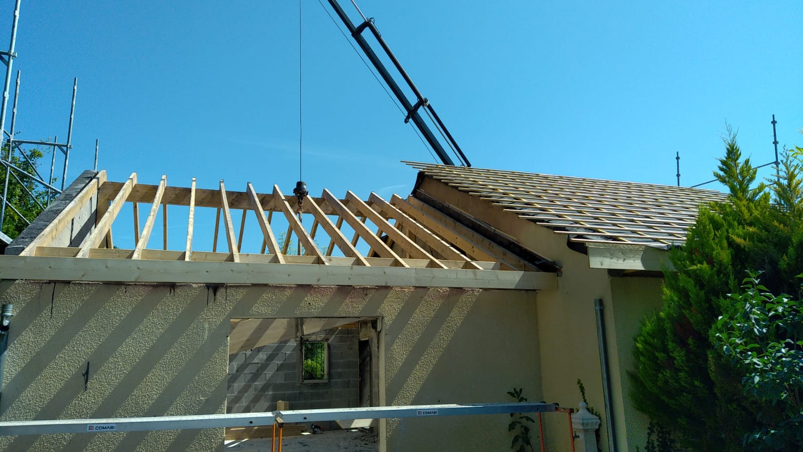 Reconstruction de la toiture.