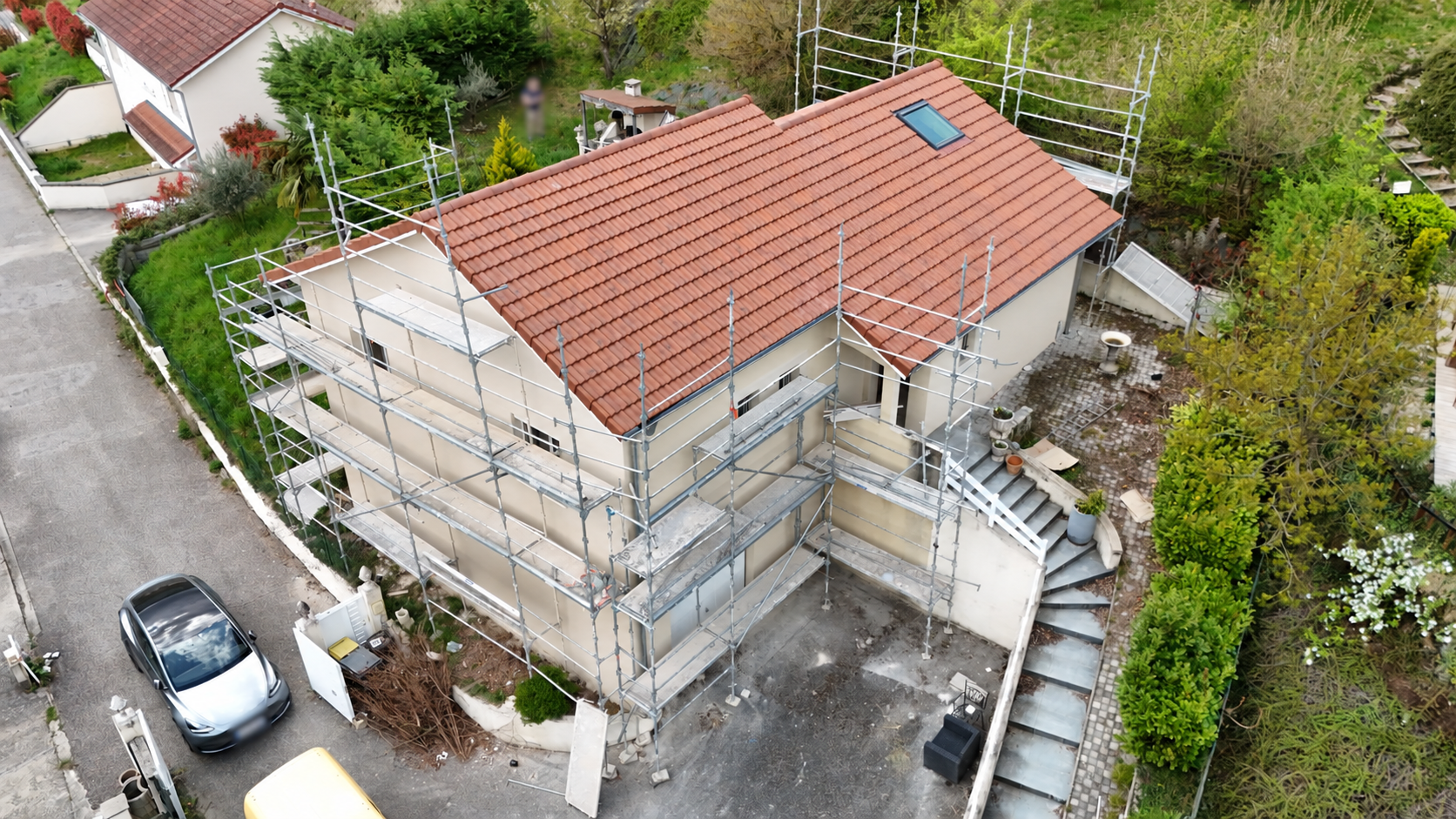 Vue aérienne de la maison avec échafaudage.