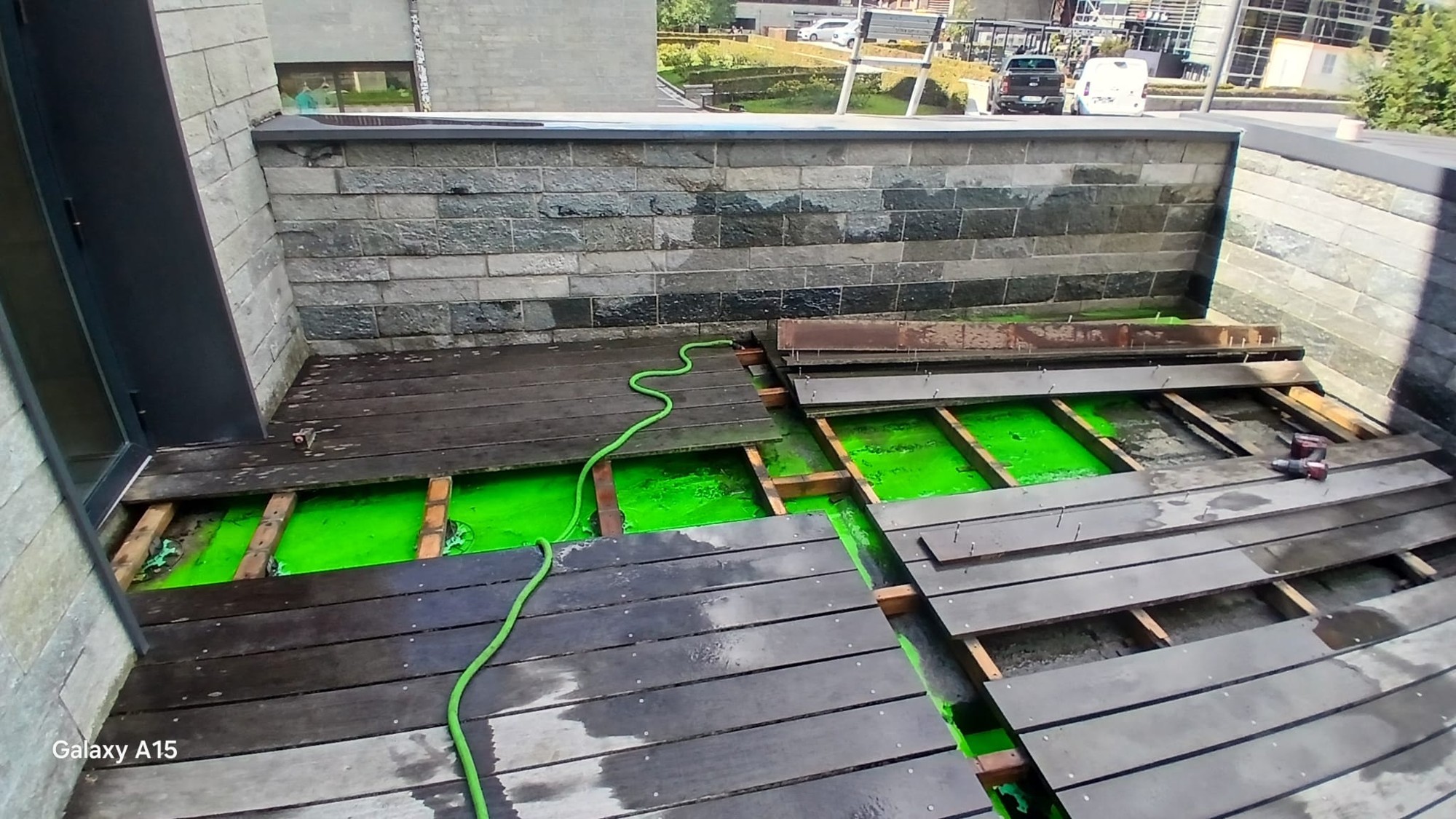 Recherche de fuite au traceur coloré sous une terrasse bois