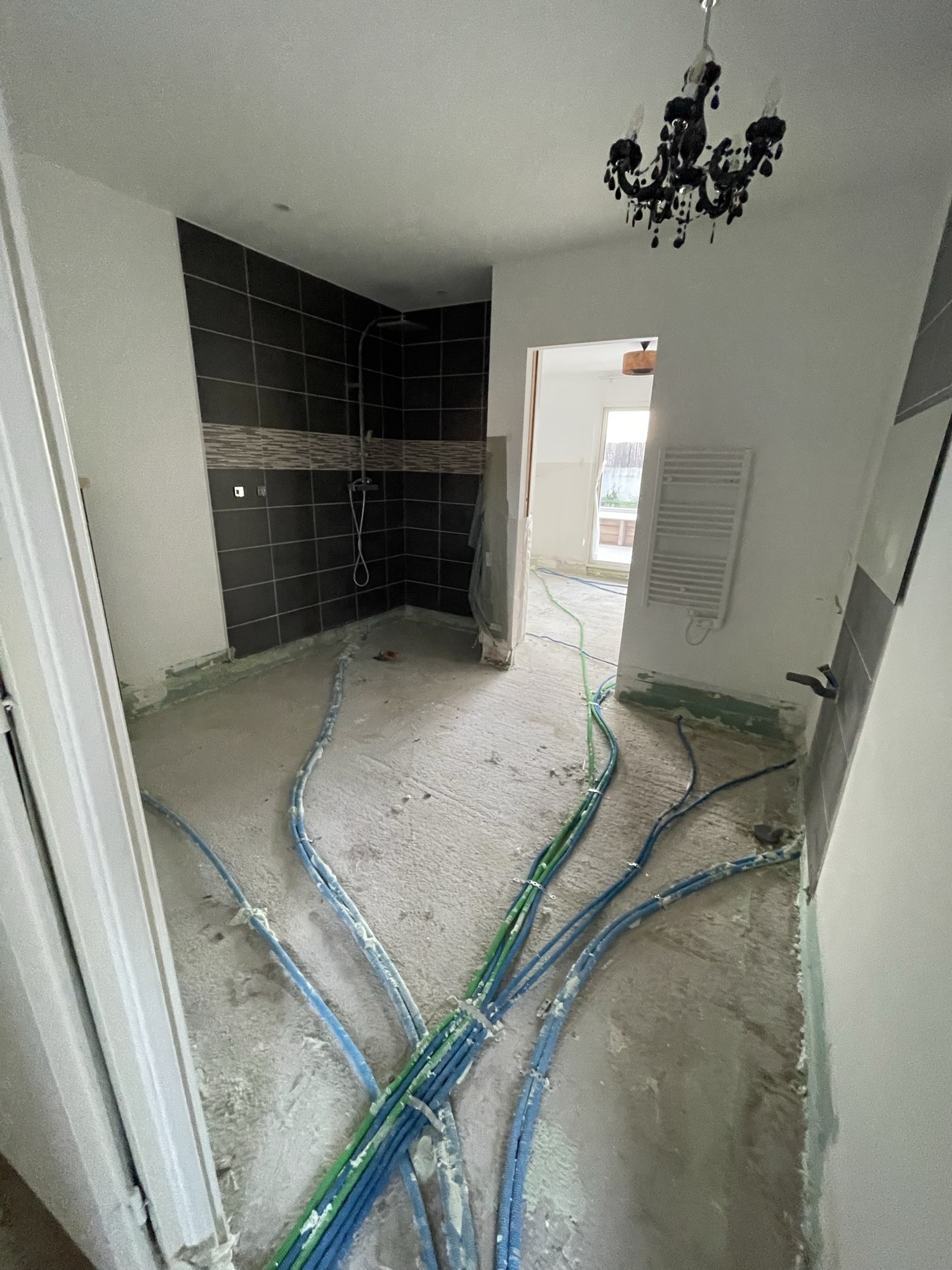 Salle de bains après dépose du sol.