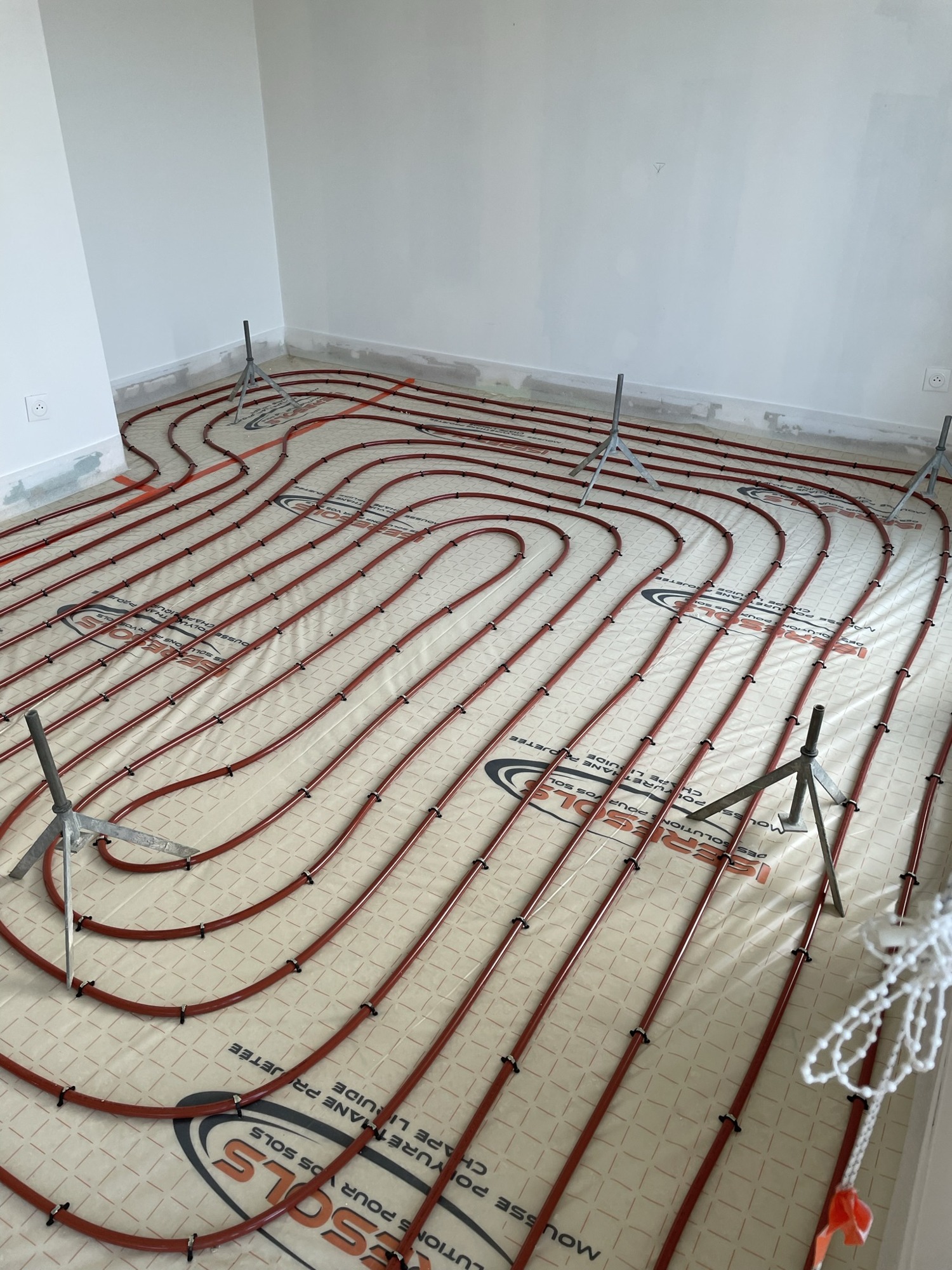 Installation des boucles du nouveau plancher chauffant.