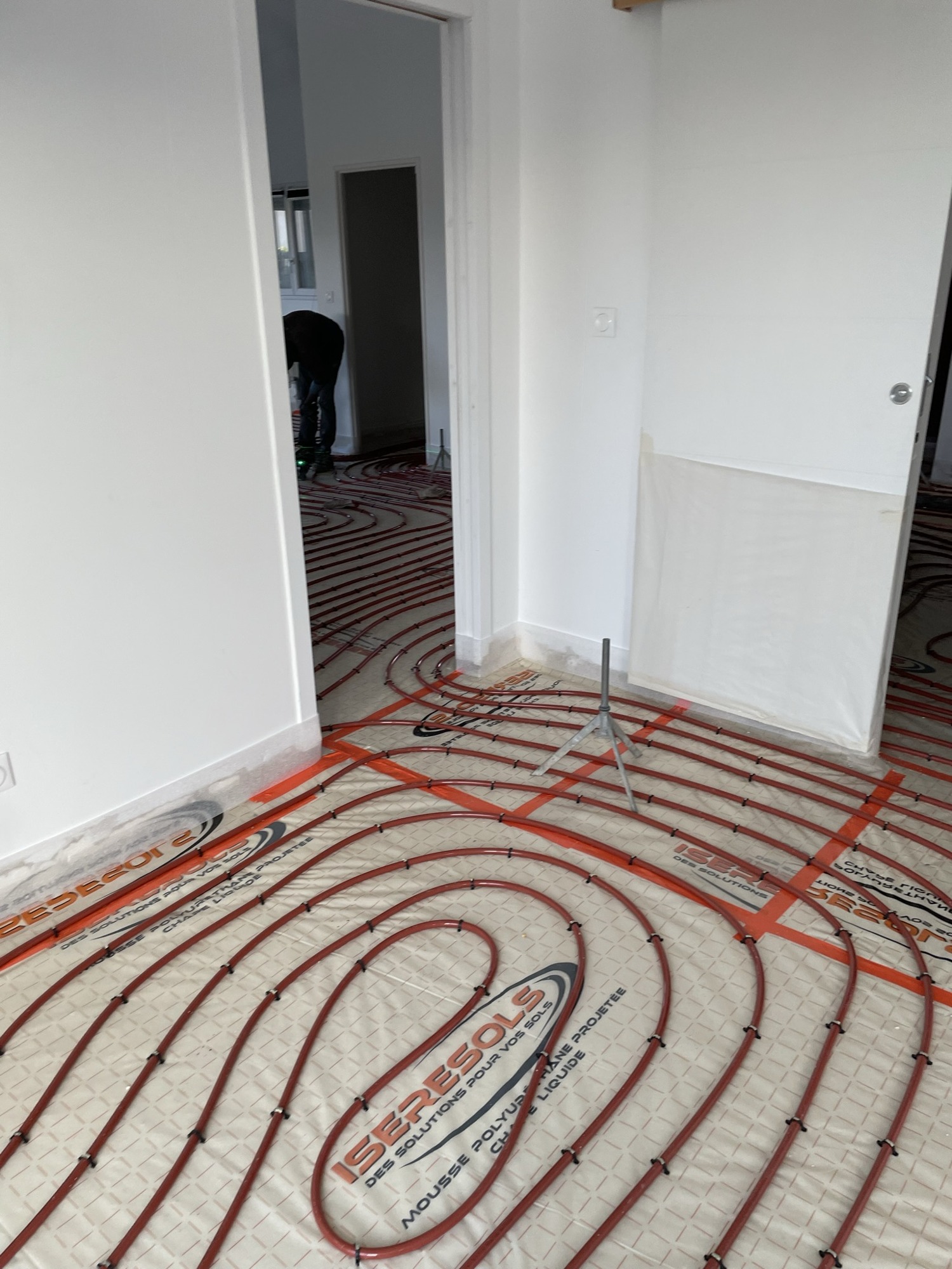 Pose du plancher chauffant dans le couloir.