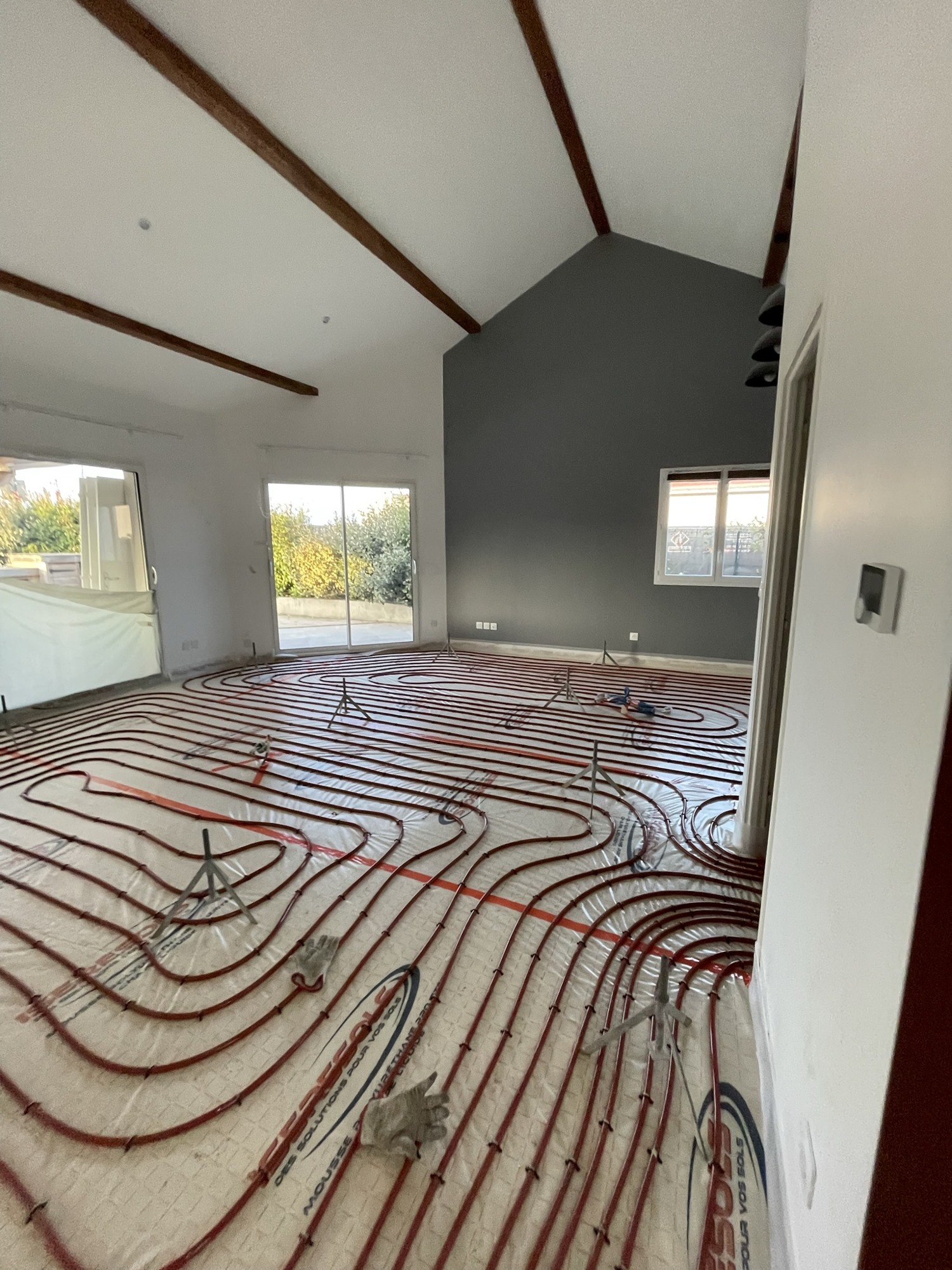 Plancher chauffant installé avant réalisation de la nouvelle chape.