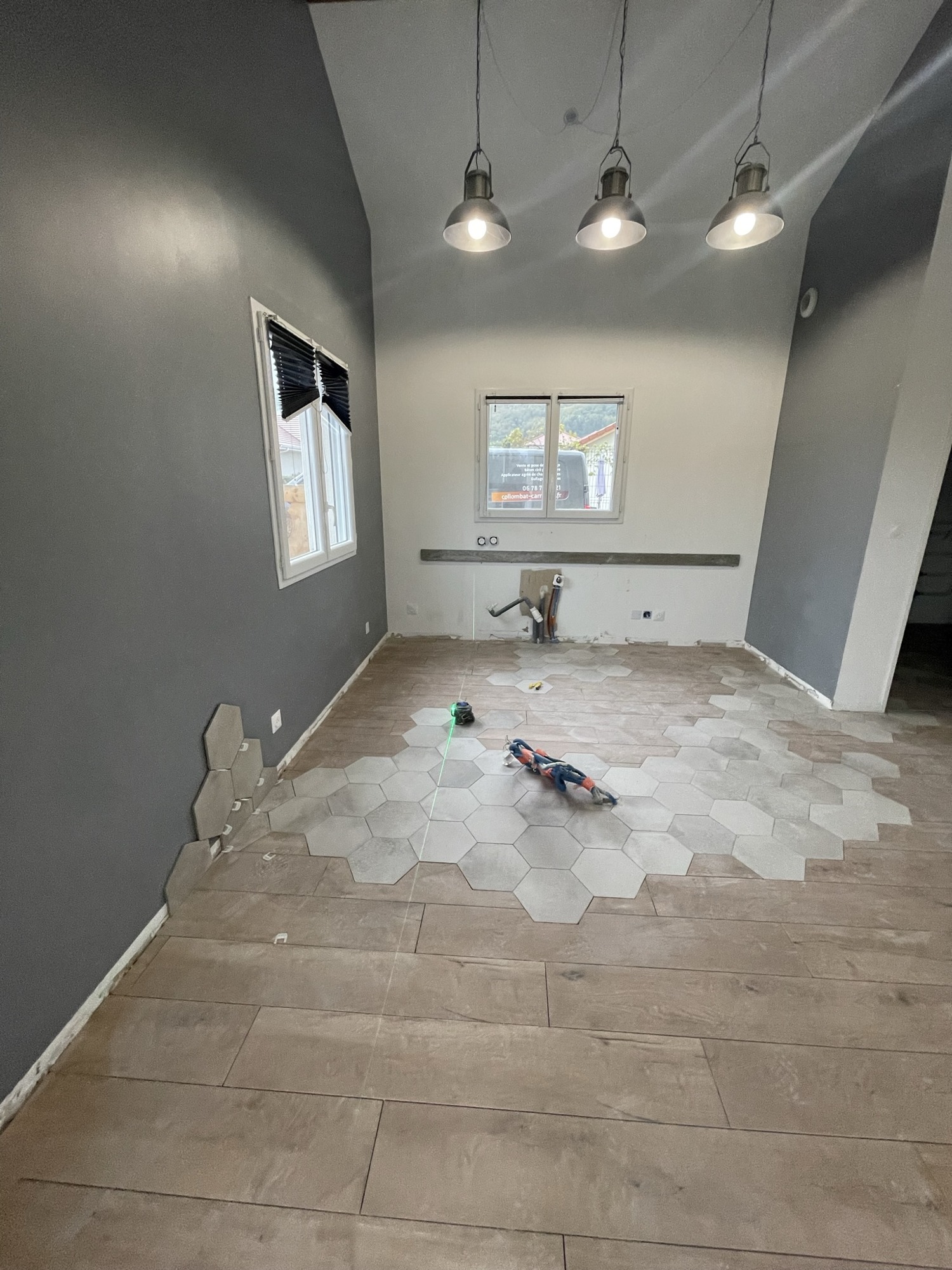 Carrelage imitation parquet et hexagones pendant la création du décor