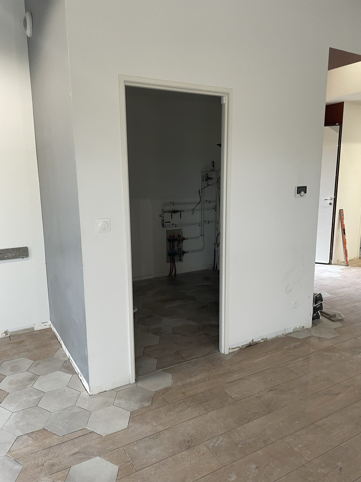 Raccord des motifs au passage des portes.