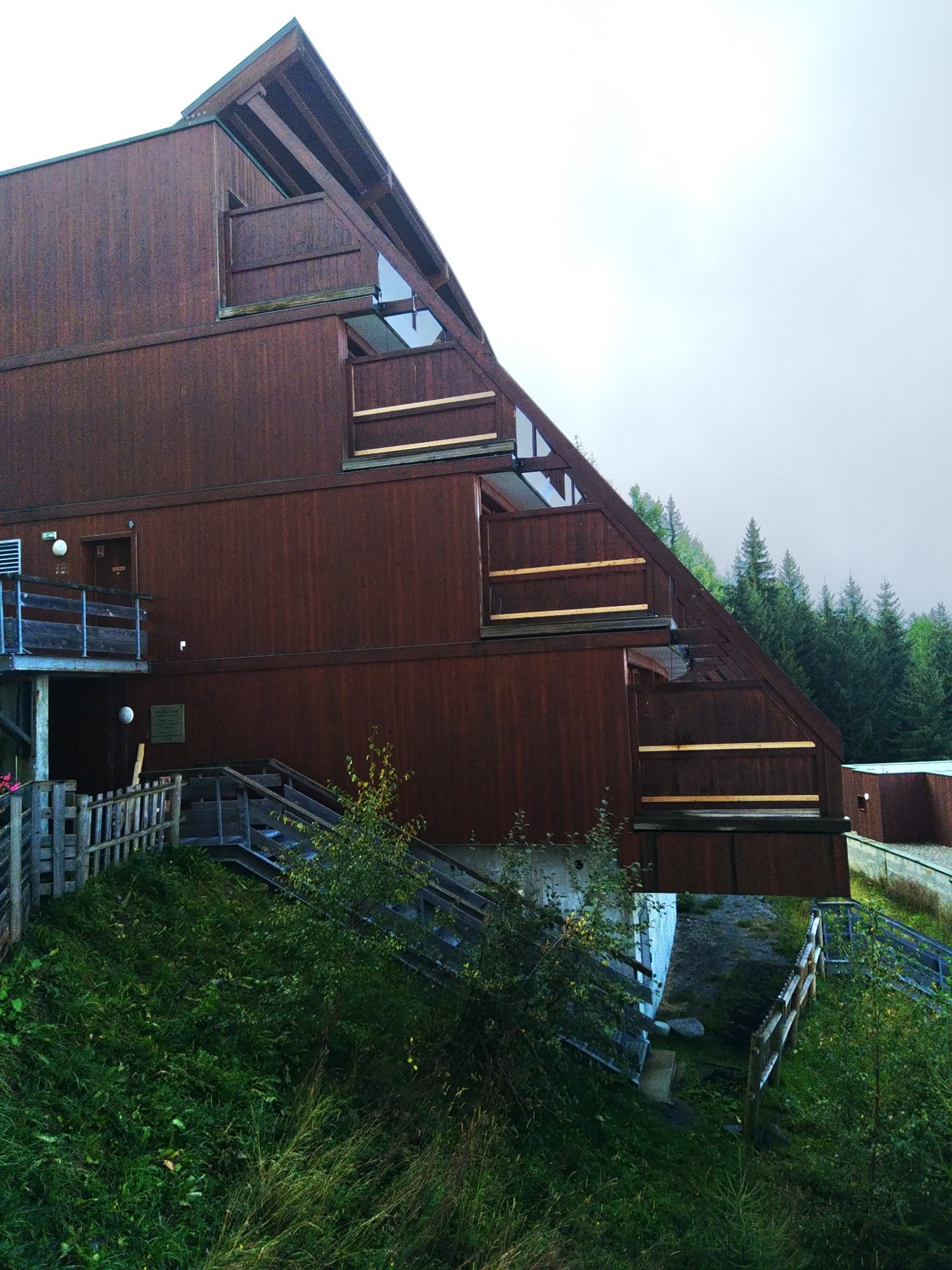 Structure bois d’une résidence en montagne après remplacement, avant peinture