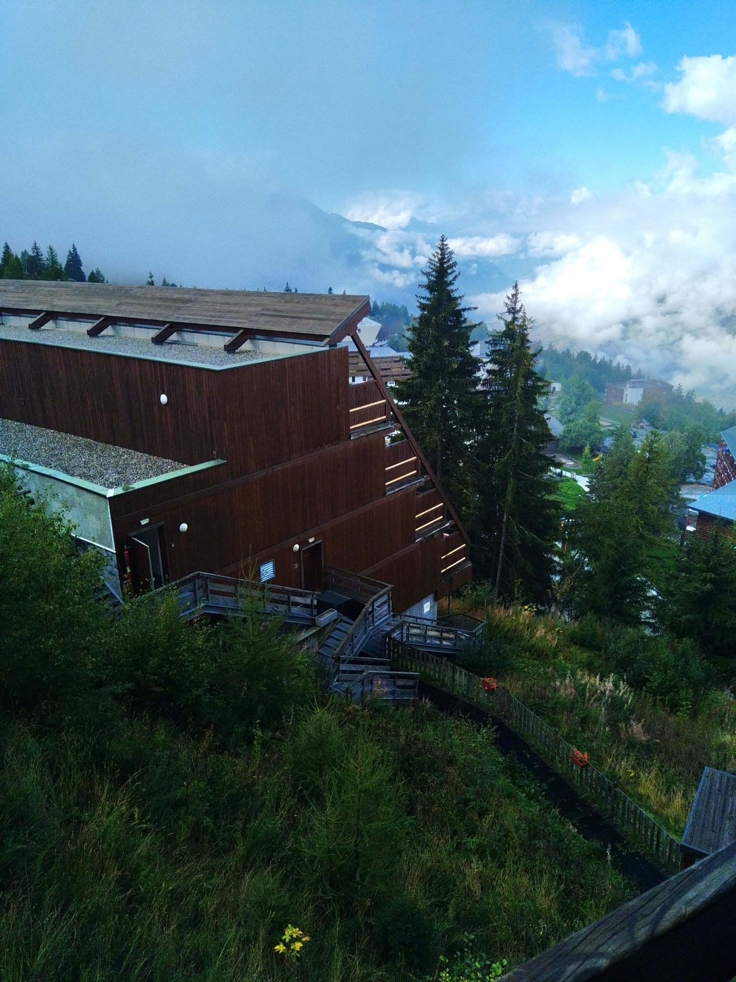 Vue du bâtiment pendant l’intervention en site montagneux.