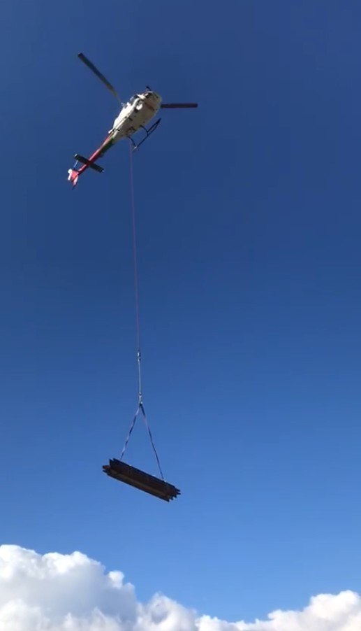 Acheminement des matériaux sous élingue par hélicoptère.