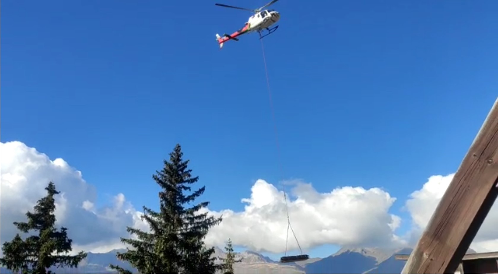 Opération d’héliportage pour approvisionner le chantier difficile d’accès.