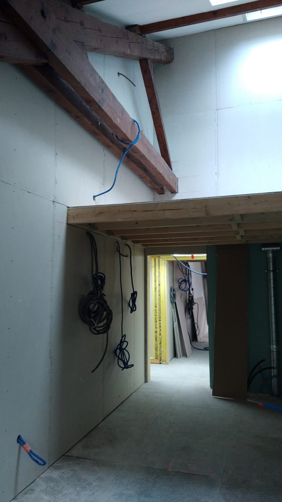 Mezzanine et habillages réalisés dans un futur logement.