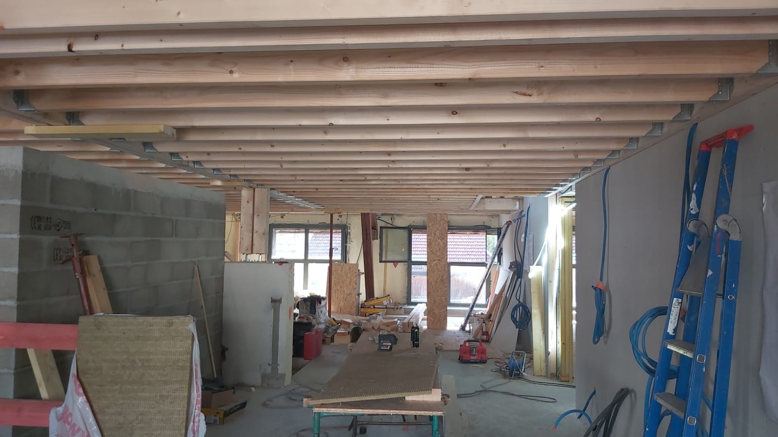 Vue du solivage et des ouvrages en cours de réalisation.