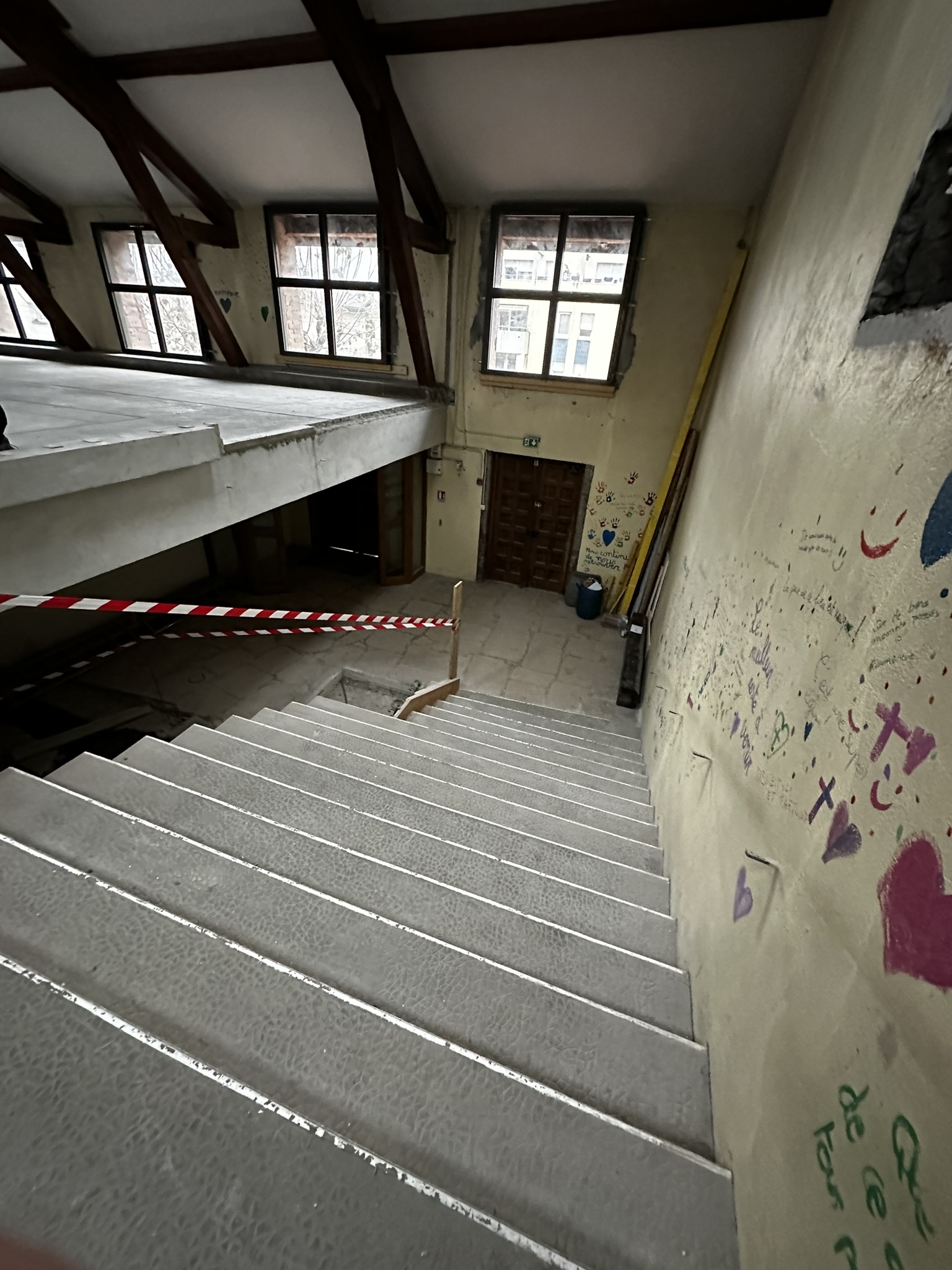L’escalier et le volume ouvert avant intervention.