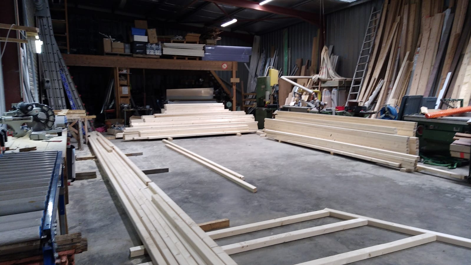 Fabrication des éléments d’ossature bois en atelier.