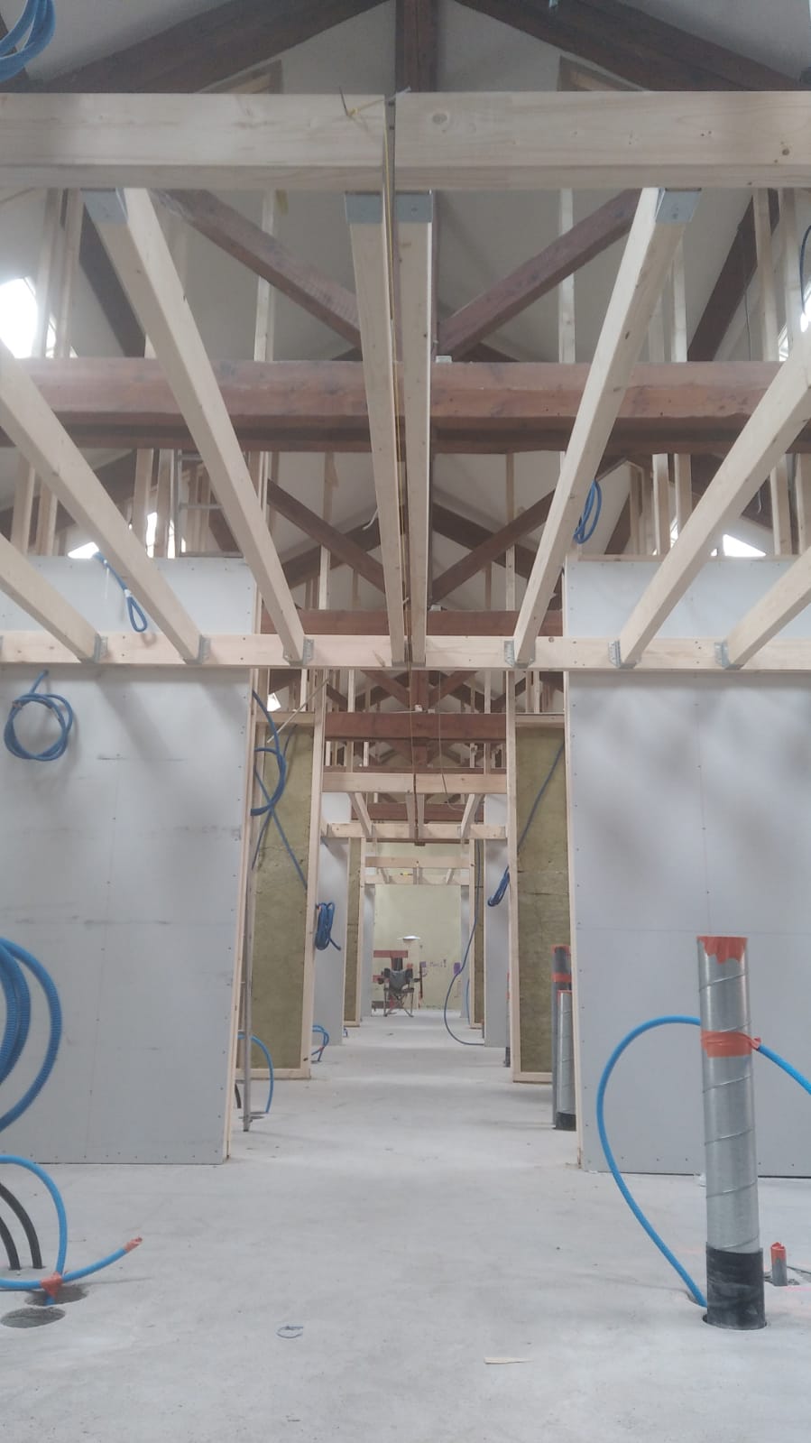 Montage des structures de plancher et des séparations.