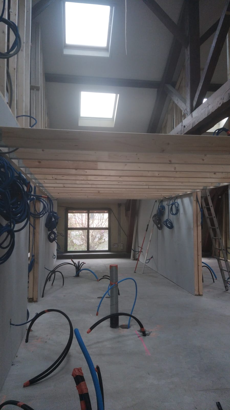 Solivage d’une mezzanine dans un futur logement.