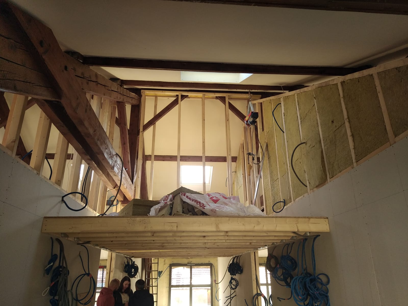 Création d’une mezzanine sous la charpente existante.
