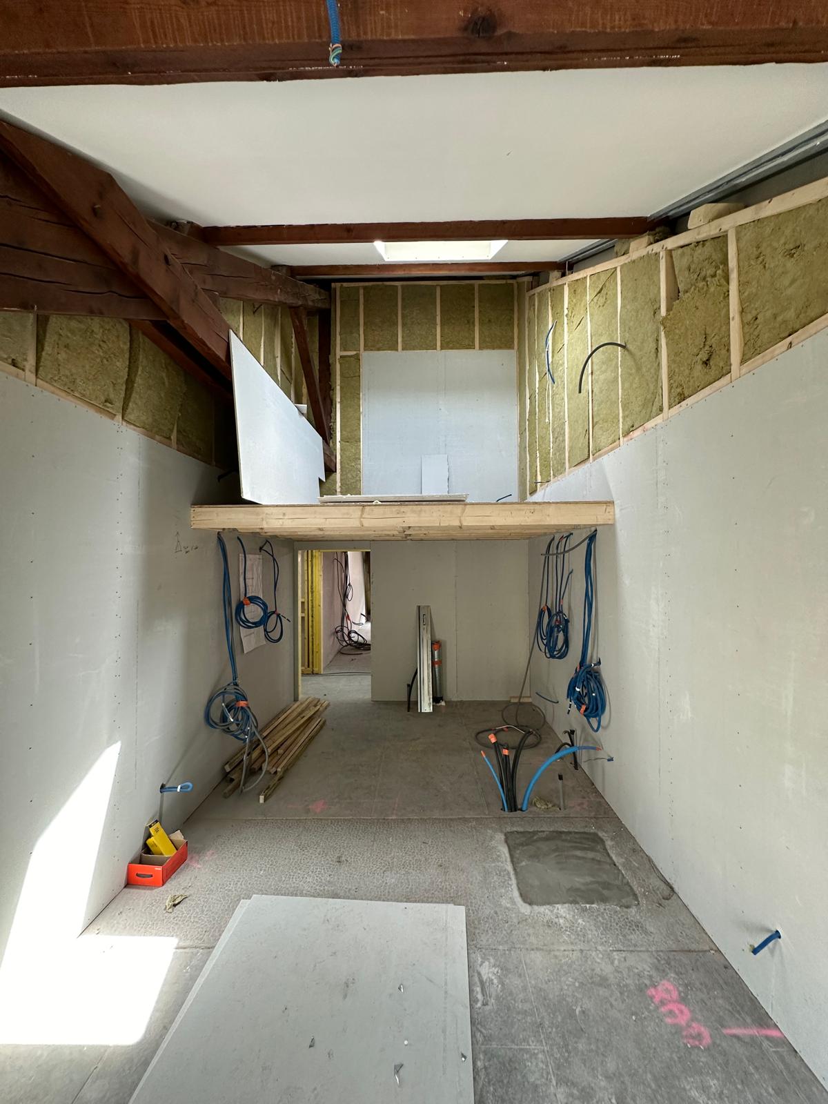 Mezzanine et habillages en cours de réalisation.