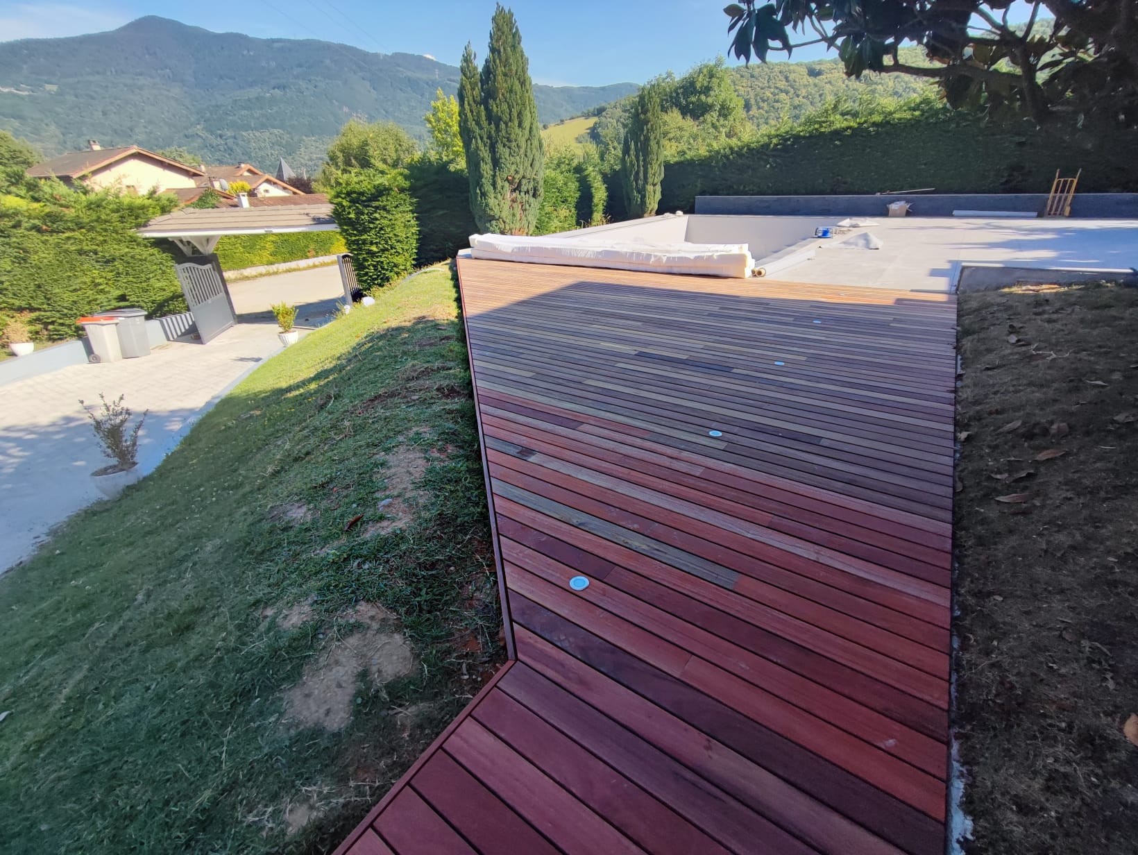 Terrasse en padouk et cheminement réalisés sur mesure